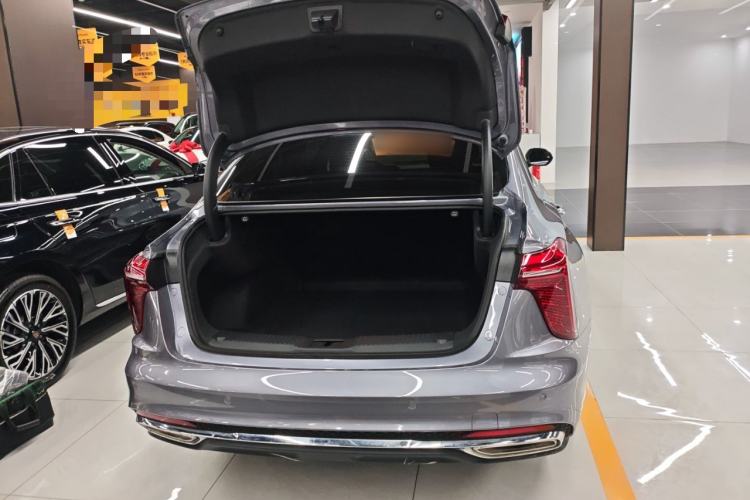 Used Hongqi H5 2025 2.0T Automatic Flag Edition – 500 000 Units Commemorative Version Trunk