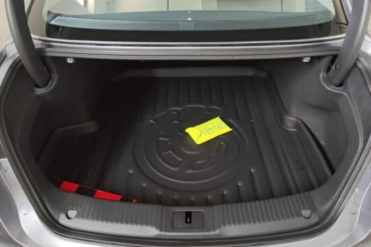 Used Hongqi H5 2025 2.0T Automatic Flag Edition – 500 000 Units Commemorative Version Trunk