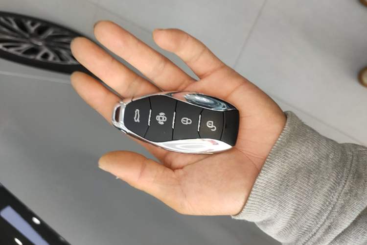 Used Hongqi H5 2025 2.0T Automatic Flag Edition – 500 000 Units Commemorative Version Vehicle Key