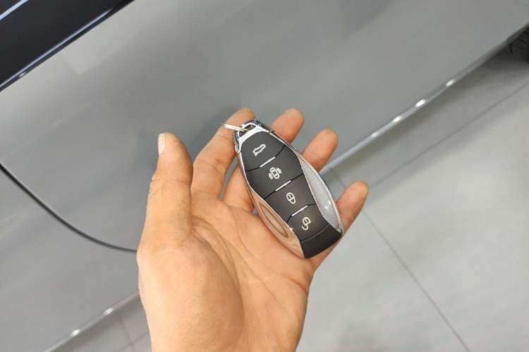 Used Hongqi H5 2025 2.0T Automatic Flag Edition – 500 000 Units Commemorative Version Vehicle Key