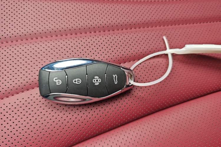 Used Hongqi H5 2025 2.0T Automatic Flag Edition – 500 000 Units Commemorative Version Vehicle Key