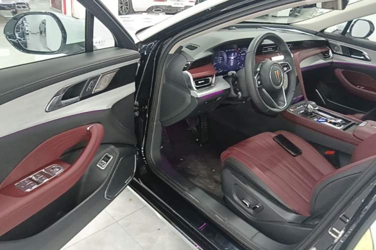 Used Hongqi H5 2025 2.0T Automatic Flag Edition – 500 000 Units Commemorative Version Driver Seat