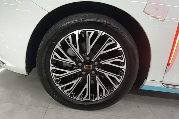 Used Hongqi H5 2025 2.0T Automatic Flag Edition – 500 000 Units Commemorative Version Left Front Wheel Hub