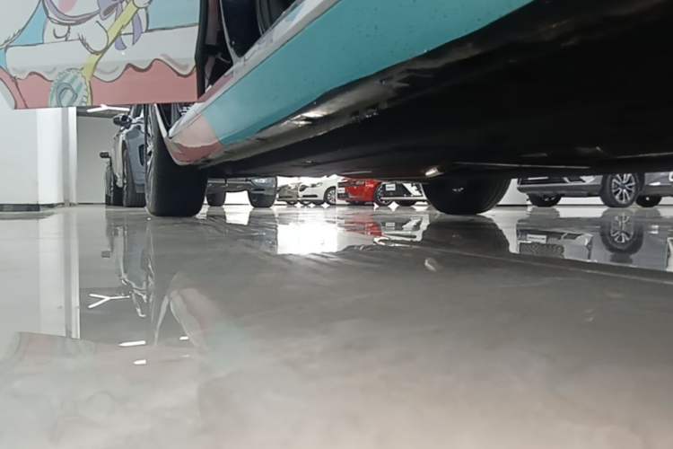 Used Hongqi H5 2025 2.0T Automatic Flag Edition – 500 000 Units Commemorative Version Right Side Sill
