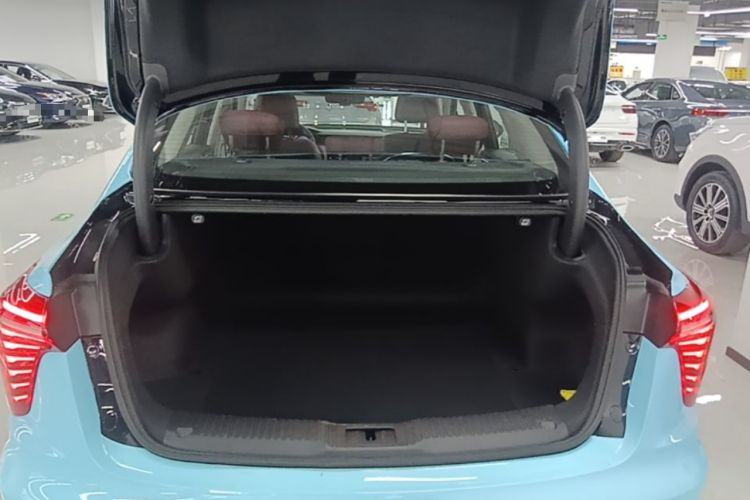 Used Hongqi H5 2025 2.0T Automatic Flag Edition – 500 000 Units Commemorative Version Trunk