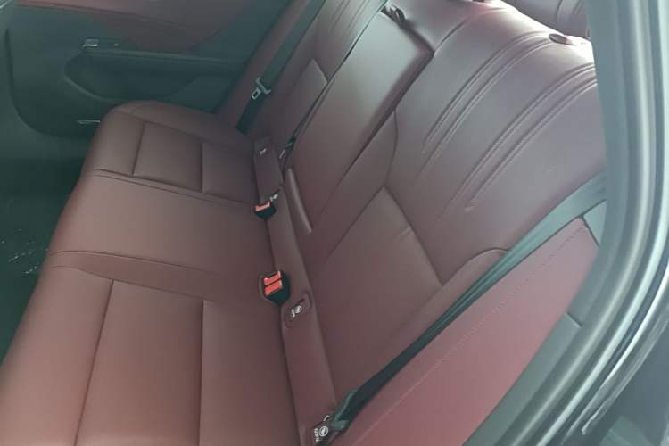 Used Hongqi H5 2026 Model 1.5T DCT Xuan Ying Pro Edition Left Rear Seat