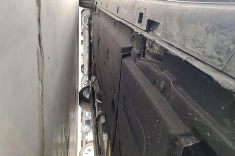 Used Hongqi H5 2026 Model 2.0T Automatic Qi Ling Pro Edition Left Side Sill
