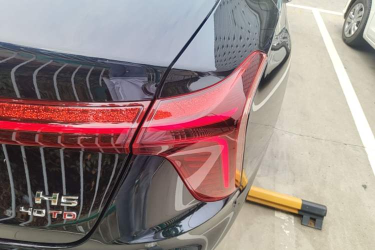 Used Hongqi H5 2026 Model 2.0T Automatic Qi Ling Pro Edition Right Rear Taillight
