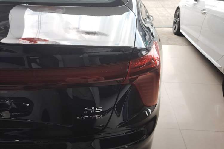 Used Hongqi H5 2026 Model 2.0T Automatic Qi Chang Pro Edition Right Rear Taillight