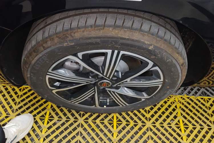 Used Hongqi H5 PHEV 2025 130 Super Hybrid Version Left Front Wheel Hub