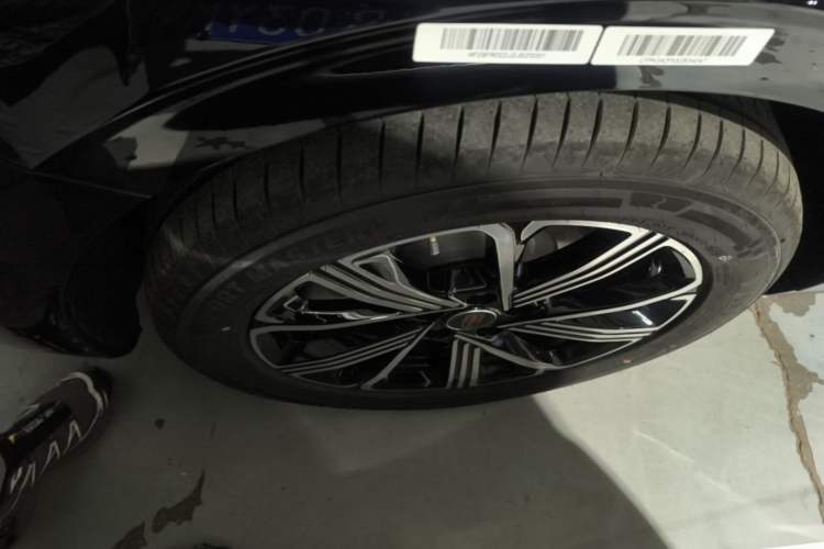 Used Hongqi H5 PHEV 2025 170 Super Hybrid Version Left Front Wheel Hub