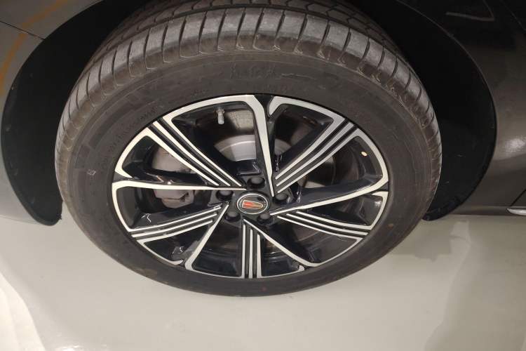 Used Hongqi H5 PHEV 2025 170 Super Hybrid Version Left Front Wheel Hub