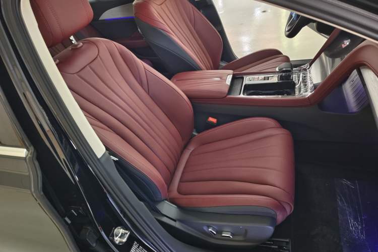 Used Hongqi H5 PHEV 2025 170 Super Hybrid Version Right Front Seat