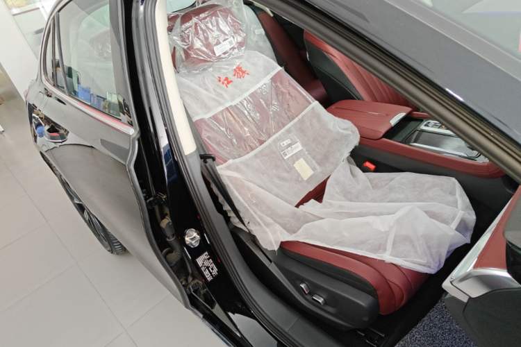 Used Hongqi H5 PHEV 2025 170 Super Hybrid Version Right Front Seat