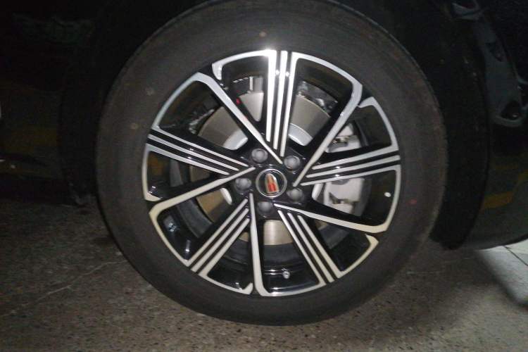 Used Hongqi H5 PHEV 2025 170 Super Hybrid Version Right Front Wheel Hub