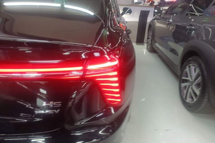 Used Hongqi H5 PHEV 2025 170 Super Hybrid Version Right Rear Taillight
