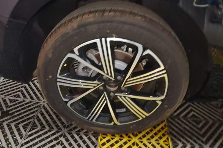 Used Hongqi H5 PHEV 2025 130 Super Hybrid Version Right Rear Wheel Hub