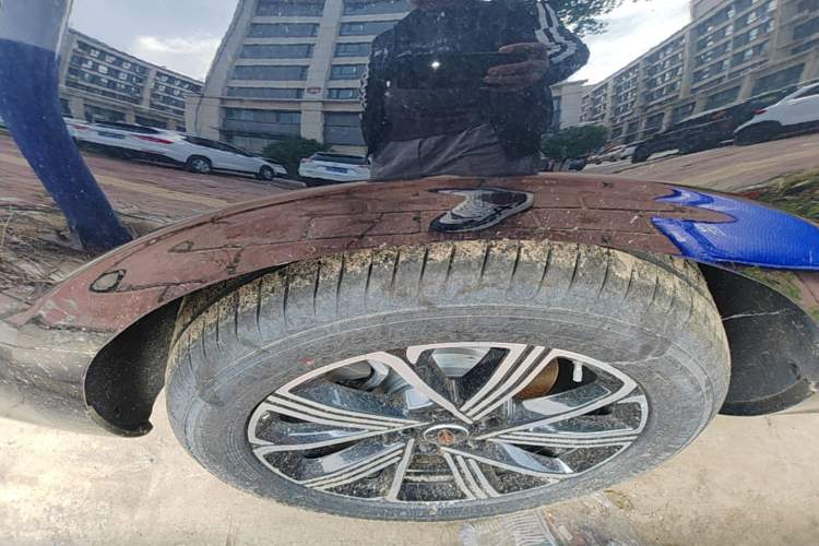 Used Hongqi H5 PHEV 2025 170 Super Hybrid Version Right Rear Wheel Hub