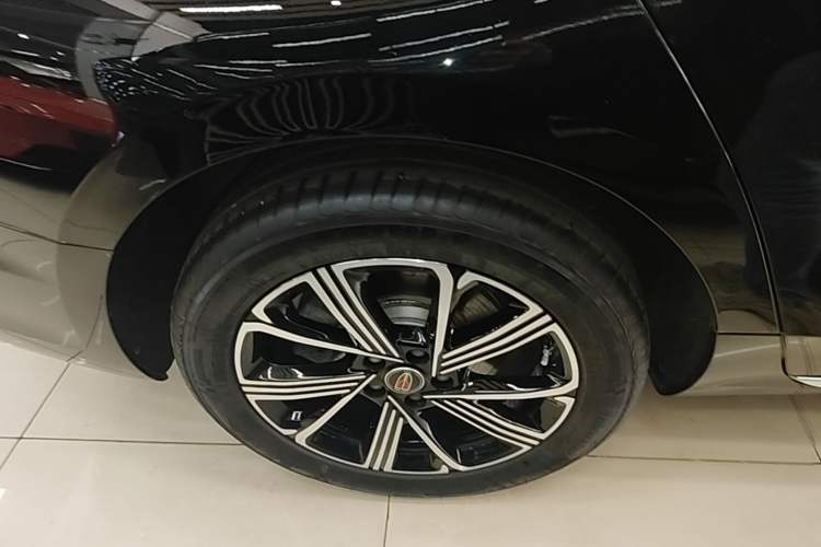 Used Hongqi H5 PHEV 2025 170 Super Hybrid Version Right Rear Wheel Hub