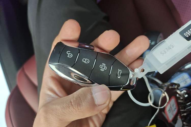 Used Hongqi H5 PHEV 2025 170 Super Hybrid Version Vehicle Key