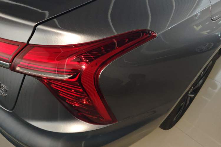 Used Hongqi H5 PHEV 2025 170 Super Hybrid Version Exterior 6