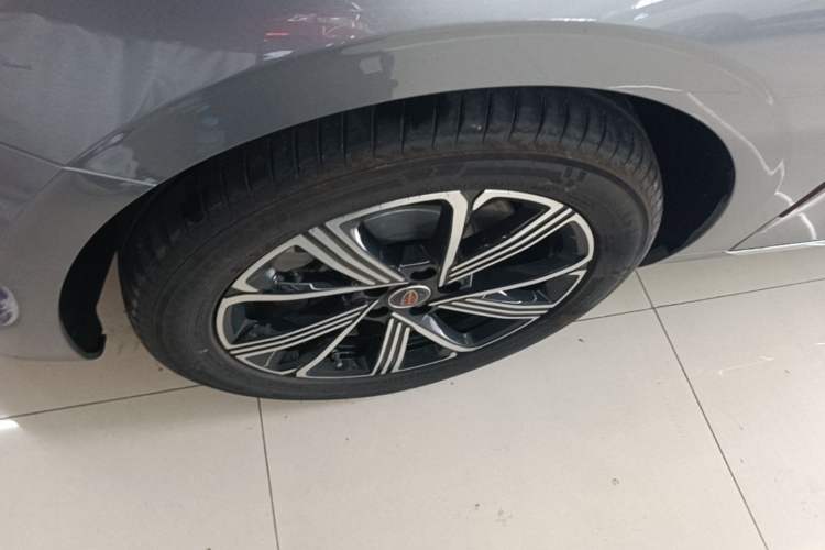 Used Hongqi H5 PHEV 2025 170 Super Hybrid Version Left Front Wheel Hub