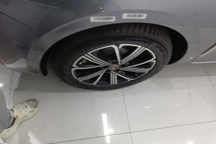 Used Hongqi H5 PHEV 2025 170 Super Hybrid Version Left Front Wheel Hub