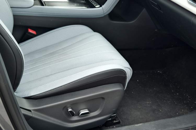 Used Hongqi H5 PHEV 2025 170 Super Hybrid Version Right Front Seat