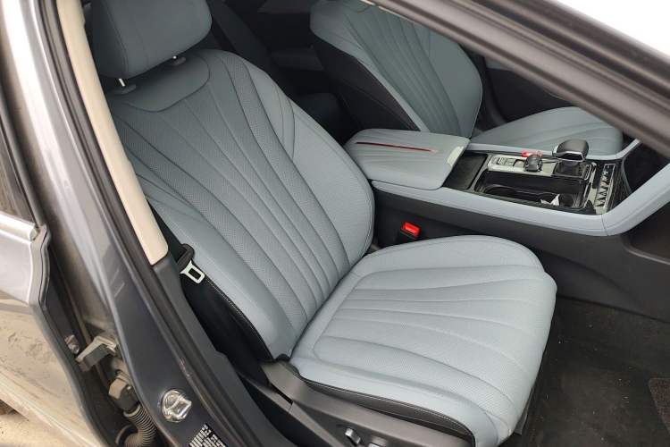 Used Hongqi H5 PHEV 2025 170 Super Hybrid Version Right Front Seat