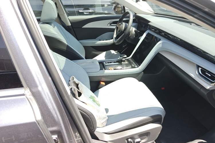 Used Hongqi H5 PHEV 2025 170 Super Hybrid Version Right Front Seat