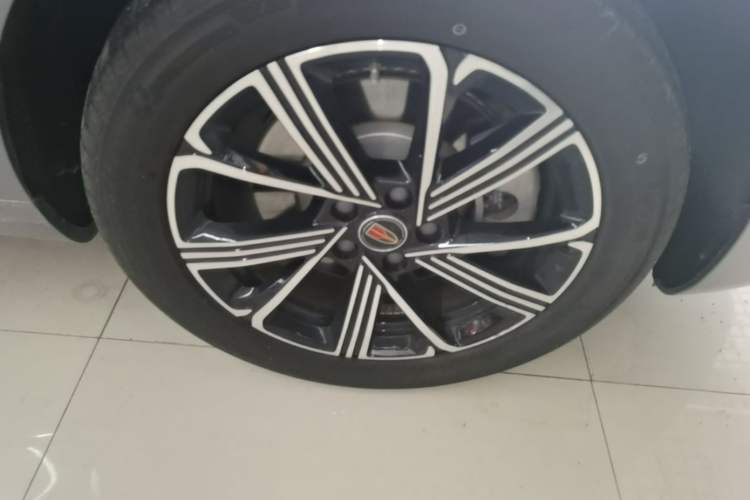 Used Hongqi H5 PHEV 2025 170 Super Hybrid Version Right Front Wheel Hub