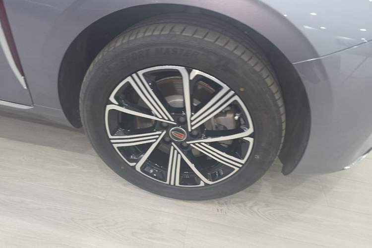 Used Hongqi H5 PHEV 2025 170 Super Hybrid Version Right Front Wheel Hub