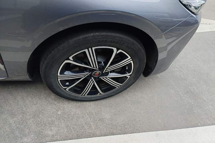 Used Hongqi H5 PHEV 2025 170 Super Hybrid Version Right Front Wheel Hub