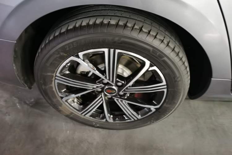 Used Hongqi H5 PHEV 2025 170 Super Hybrid Version Right Rear Wheel Hub