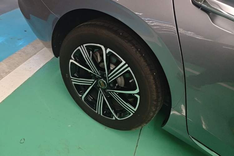 Used Hongqi H5 PHEV 2025 170 Super Hybrid Version Right Rear Wheel Hub