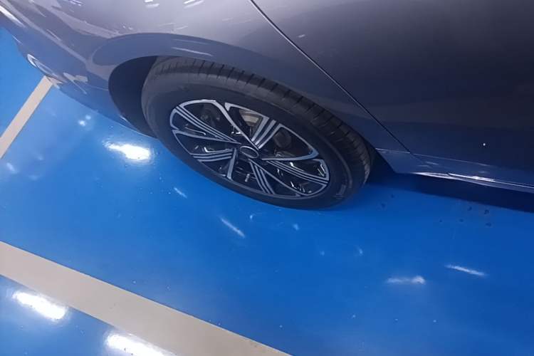 Used Hongqi H5 PHEV 2025 170 Super Hybrid Version Right Rear Wheel Hub