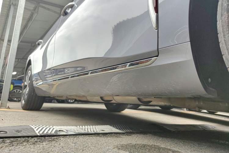 Used Hongqi H5 PHEV 2025 170 Super Hybrid Version Right Side Sill