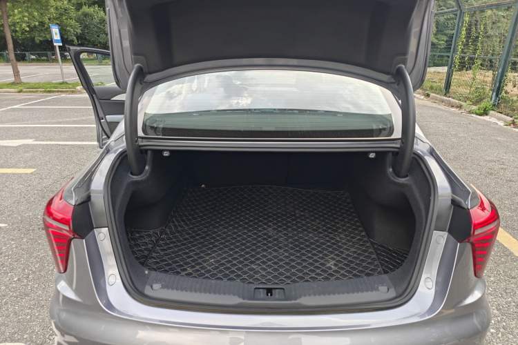 Used Hongqi H5 PHEV 2025 170 Super Hybrid Version Trunk