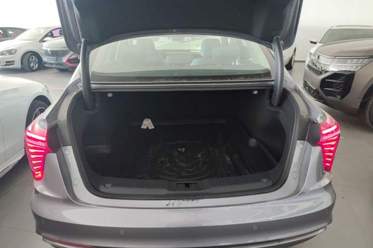 Used Hongqi H5 PHEV 2025 170 Super Hybrid Version Trunk
