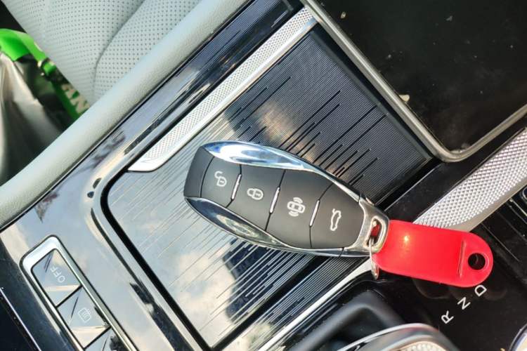 Used Hongqi H5 PHEV 2025 170 Super Hybrid Version Vehicle Key