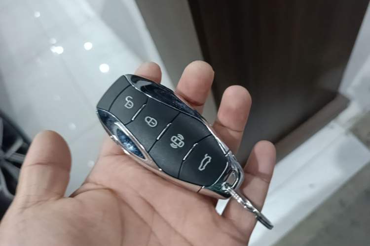 Used Hongqi H5 PHEV 2025 170 Super Hybrid Version Vehicle Key