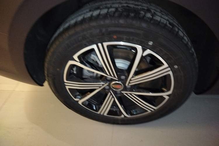 Used Hongqi H5 PHEV 2025 170 Super Hybrid Version Right Rear Wheel Hub