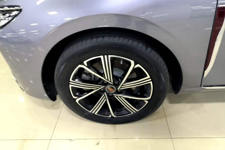 Used Hongqi H5 PHEV 2025 170 Super Hybrid Version Left Front Wheel Hub