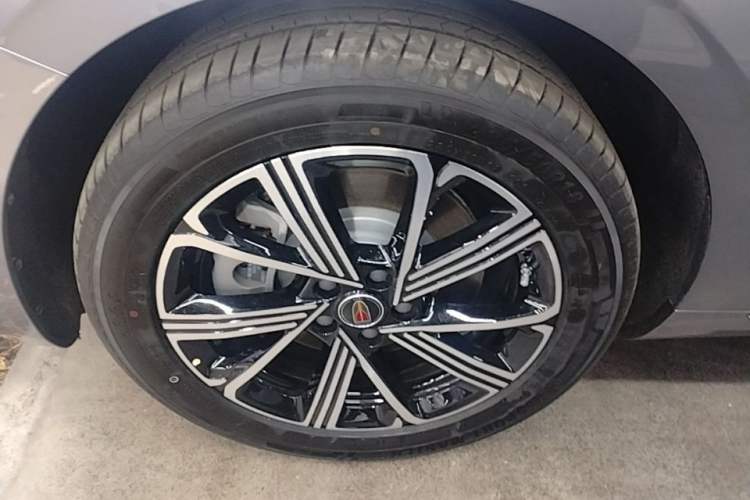 Used Hongqi H5 PHEV 2025 170 Super Hybrid Version Left Front Wheel Hub