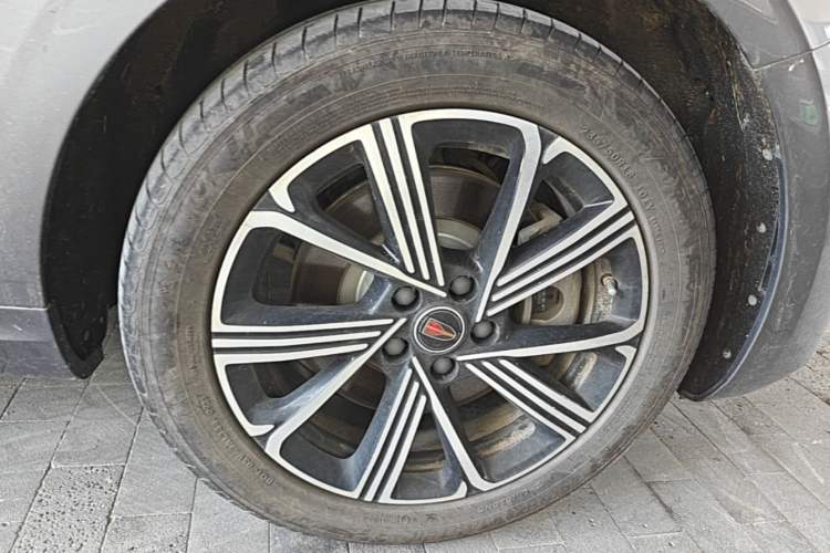 Used Hongqi H5 PHEV 2025 170 Super Hybrid Version Right Front Wheel Hub