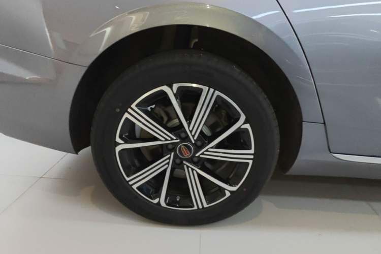 Used Hongqi H5 PHEV 2025 170 Super Hybrid Version Right Rear Wheel Hub