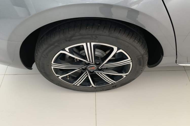 Used Hongqi H5 PHEV 2025 170 Super Hybrid Version Right Rear Wheel Hub