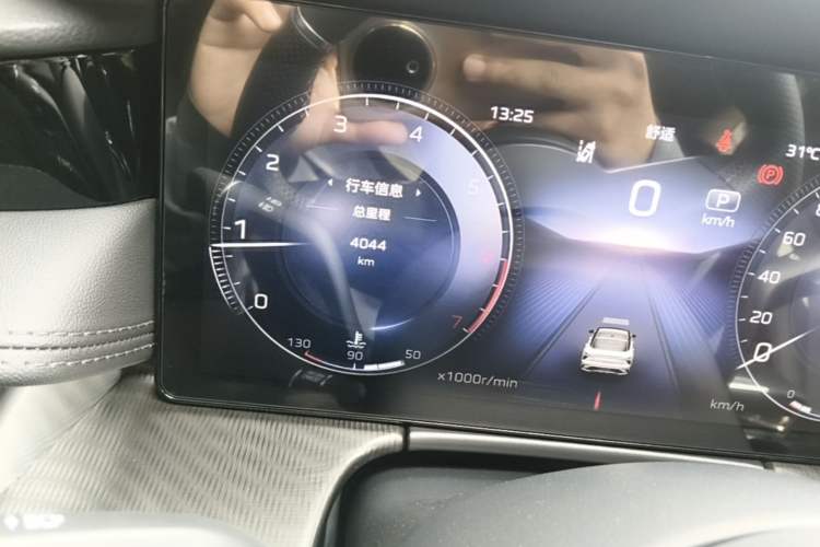 Used Hongqi H6 2023 2.0T ZhiMei Edition Odometer Close Up