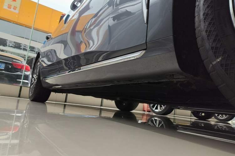 Used Hongqi H6 2023 2.0T ZhiMei Edition Right Side Sill