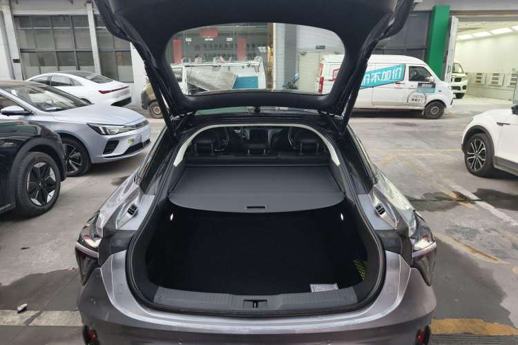 Used Hongqi H6 2023 2.0T Zhiyi Version Trunk